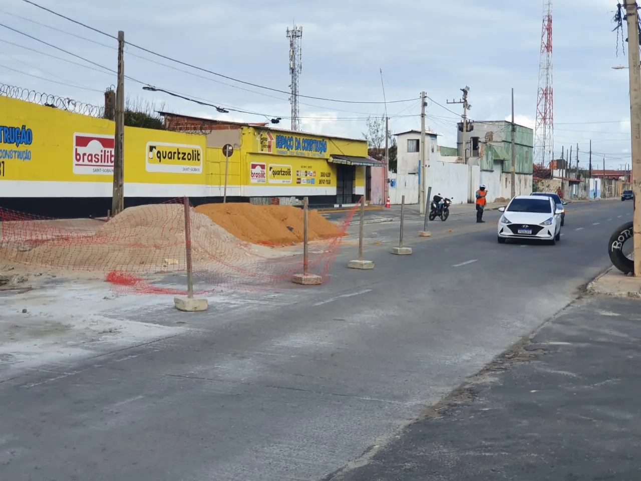Motoristas que trafegam no sentido Centro-Praia do Futuro precisam entrar na contramão para desviar do bloqueio