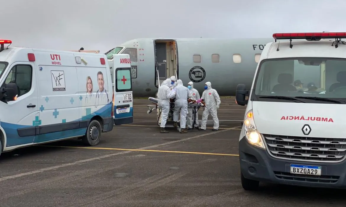 Transferência de pacientes começou na manhã desta sexta-feira (15)