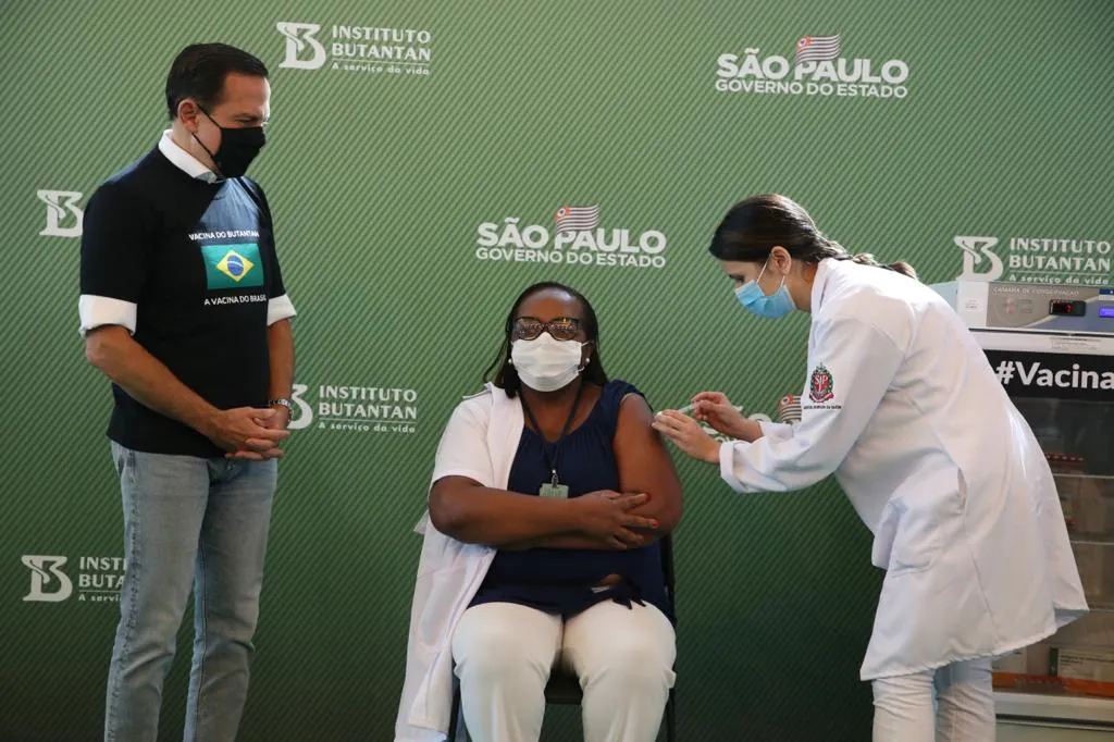 Mônica foi vacinada ao lado do governador João Doria