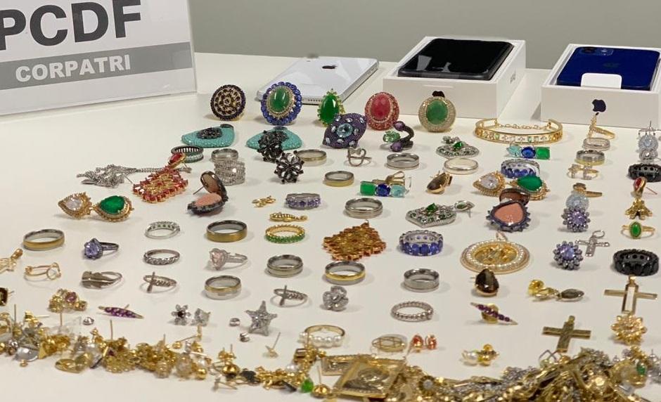 Anéis, brincos e colares foram alguns dos itens roubados