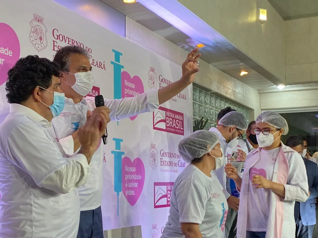 Camilo guardou o frasco da primeira dose da CoronaVac aplicada no Ceará