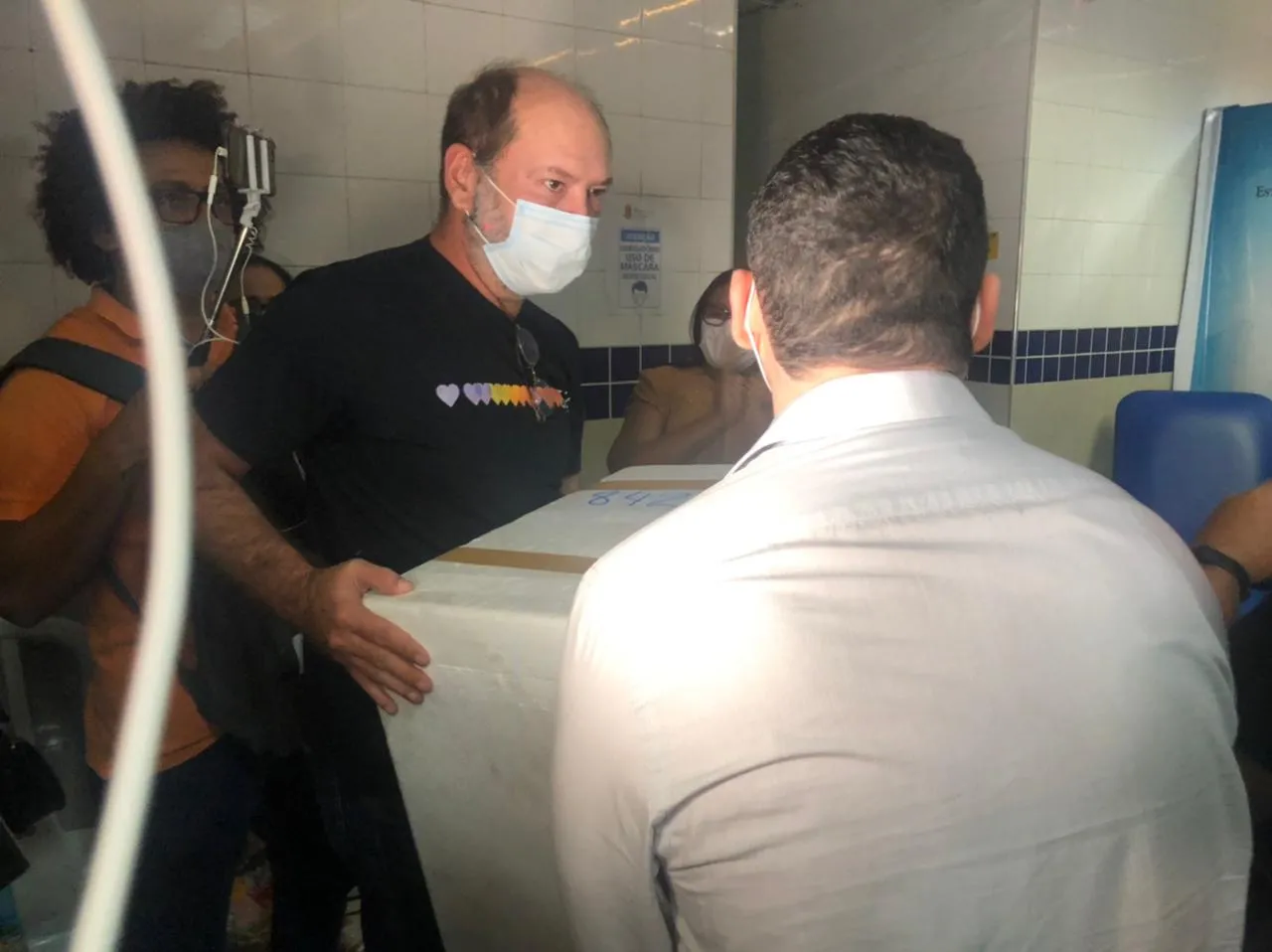 O prefeito de Sobral, Ivo Gomes (PDT), participou do carregamento dos recipientes com as doses imunizantes