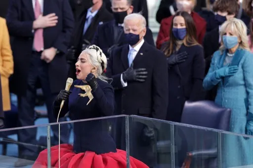 Lady Gaga cantou o hino norte-americano na frente oeste do Capitólio dos EUA