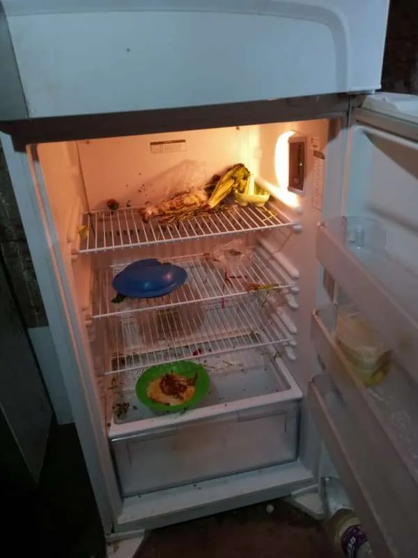 Agentes também acharam uma geladeira com poucos alimentos e em más condições de higiene no local.