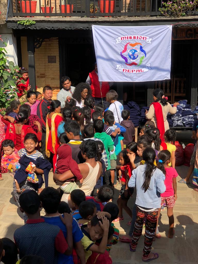 Ação realizada em Nepal, em 2018, pela ONG, com doações de agasalhos, brinquedos e kits escolares