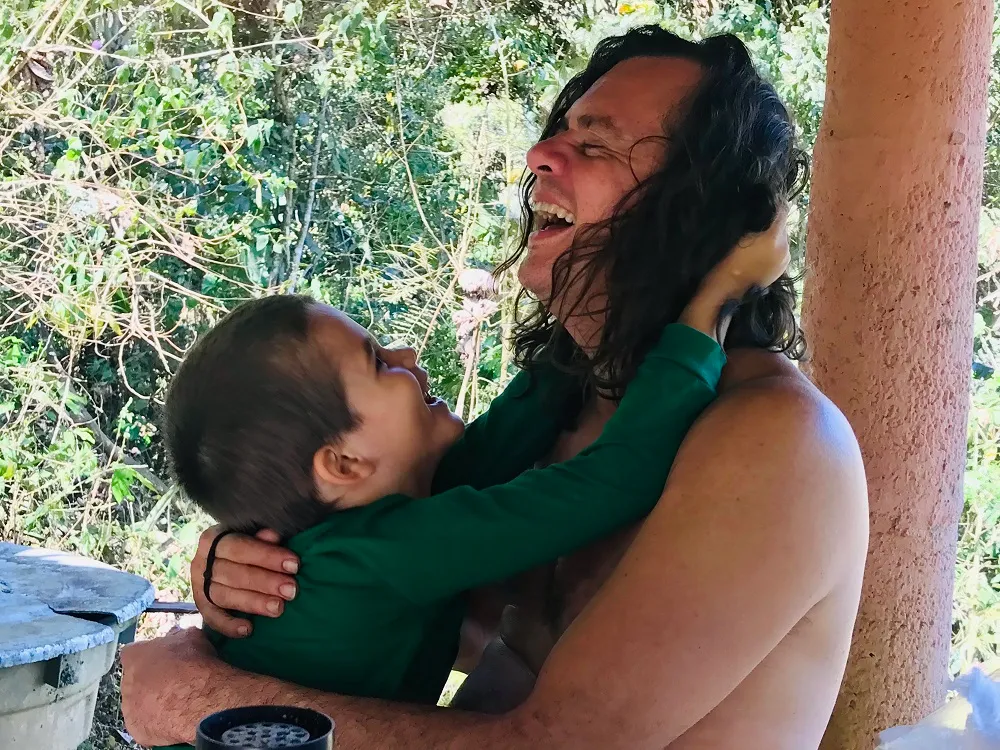 Filho do artista, o pequeno Iago Cândido, de cinco anos, também participa do projeto ao cantarolar a melodia de uma das faixas do disco
