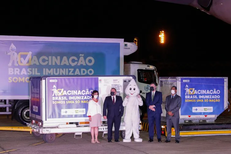 O ministro da Saúde, Eduardo Pazuello, recebeu o lote ao lado do ministro das Relações Exteriores, Ernesto Araújo, do embaixador da Índia, Suresh Reddy, e da presidente da Fiocruz, Nisia Trindade