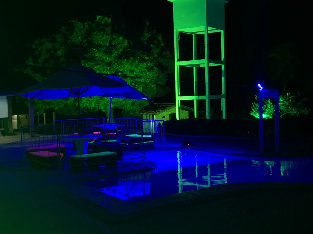 Cenário da festa contava com piscina iluminação noturna.