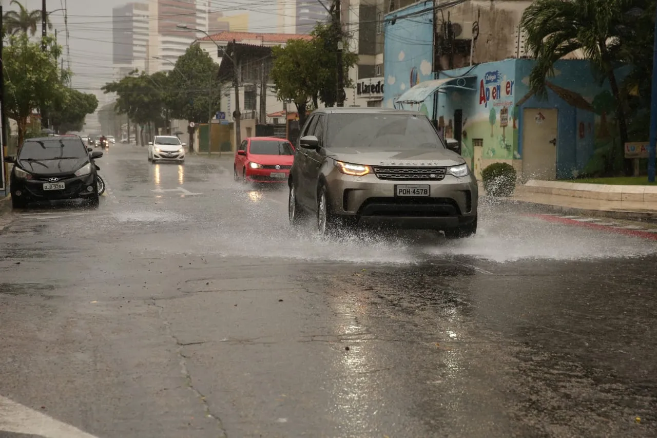 Avenida Rui Barbosa, no Bairro Meireles, registra alagamento após chuva