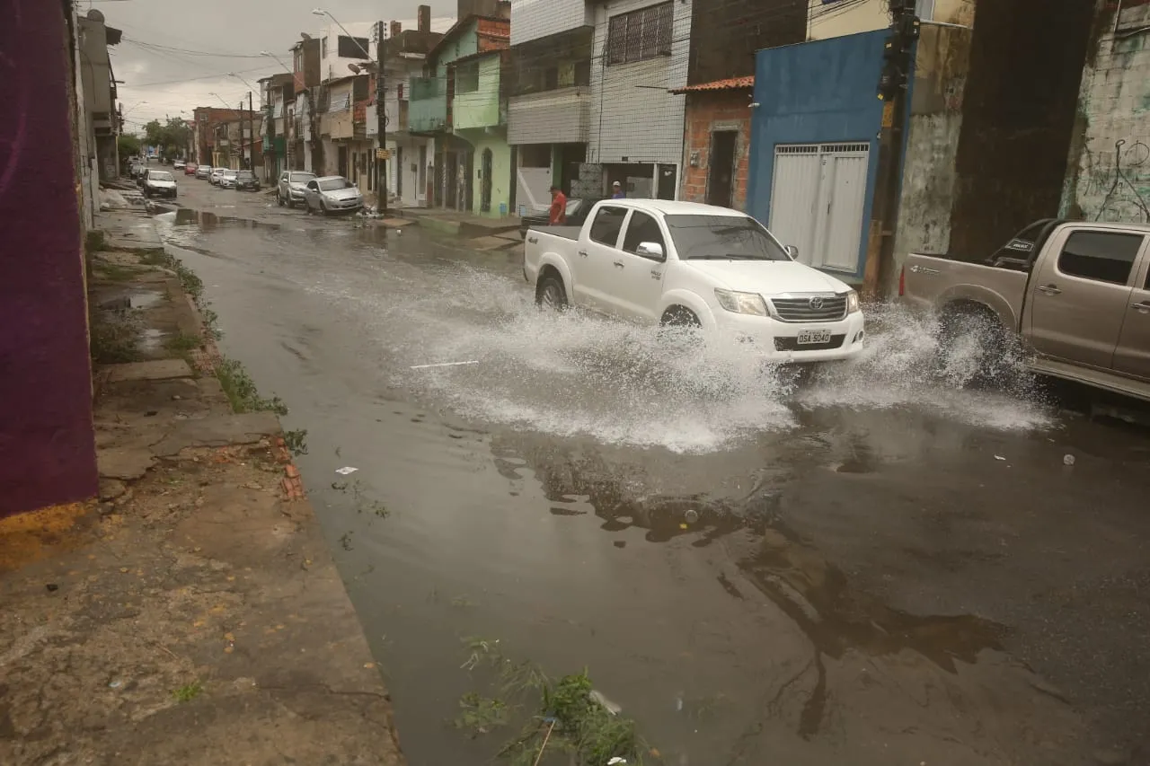Alagamento na Rua José Albano, no Bairro Aerolândia, em Fortaleza