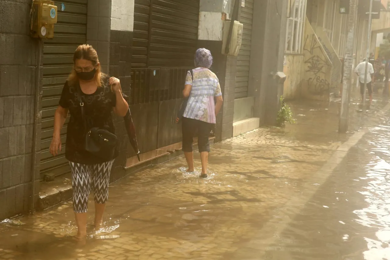 Alagamento na Avenida Barão do Rio Branco, no Centro da capital