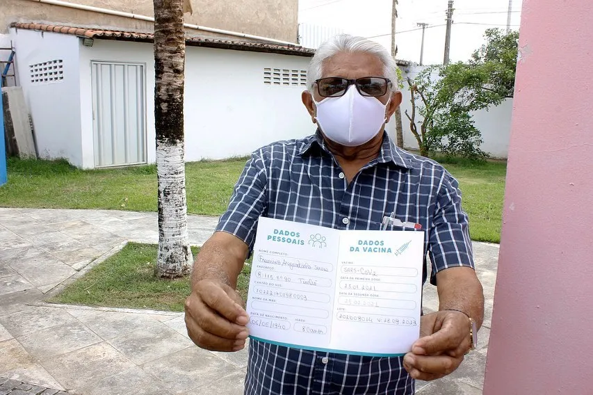 Após receber a vacina, Francisco Agostinho de Sousa mostrou felicidade e confiança quanto à imunização: 