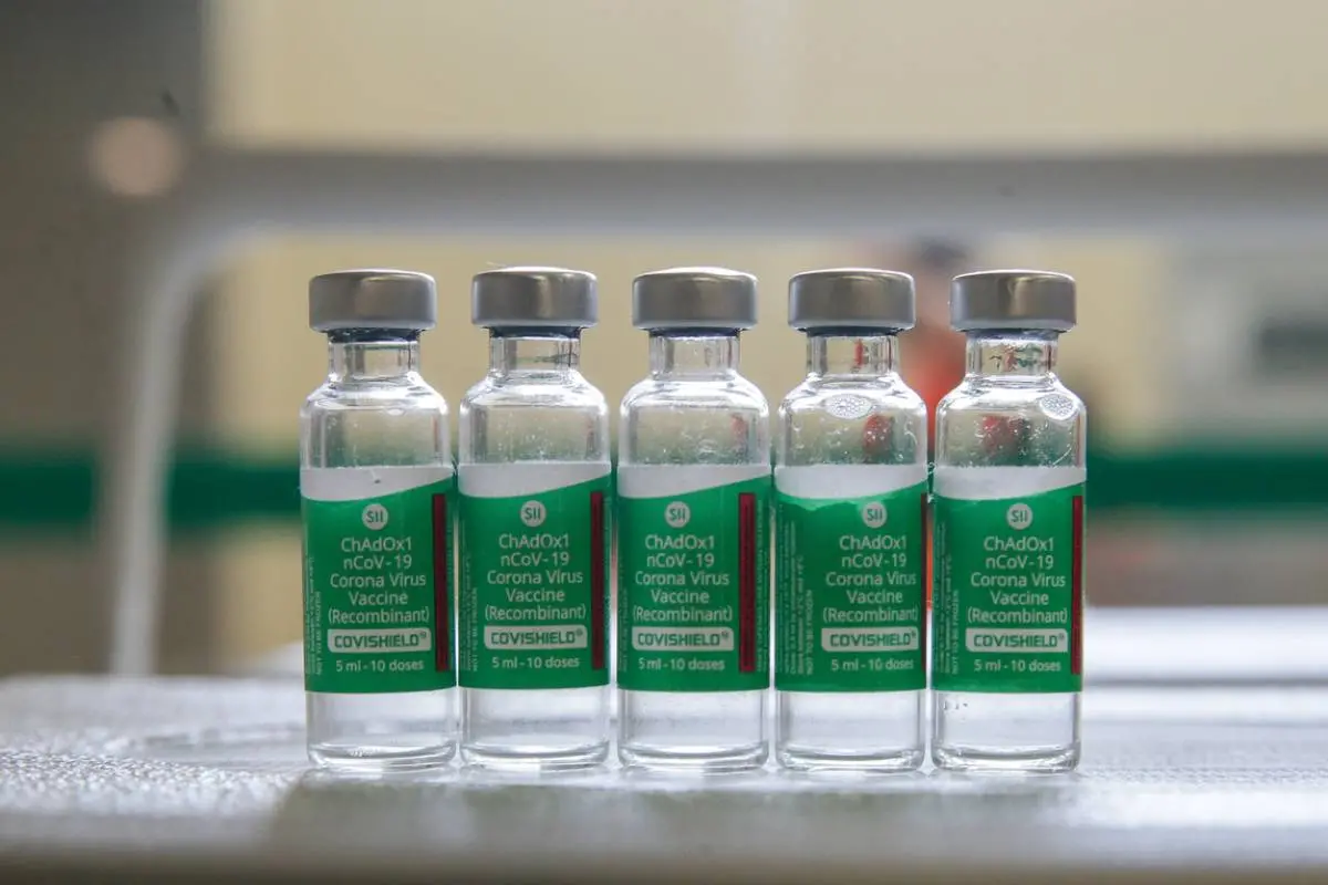 Ambas as vacinas possuem diferenças, mas é importante ressaltar que as duas são eficazes e passaram por todos os testes necessários para registro em diversos órgãos regulatórios no mundo, incluindo a Agência Nacional de Vigilância Sanitária (ANVISA).