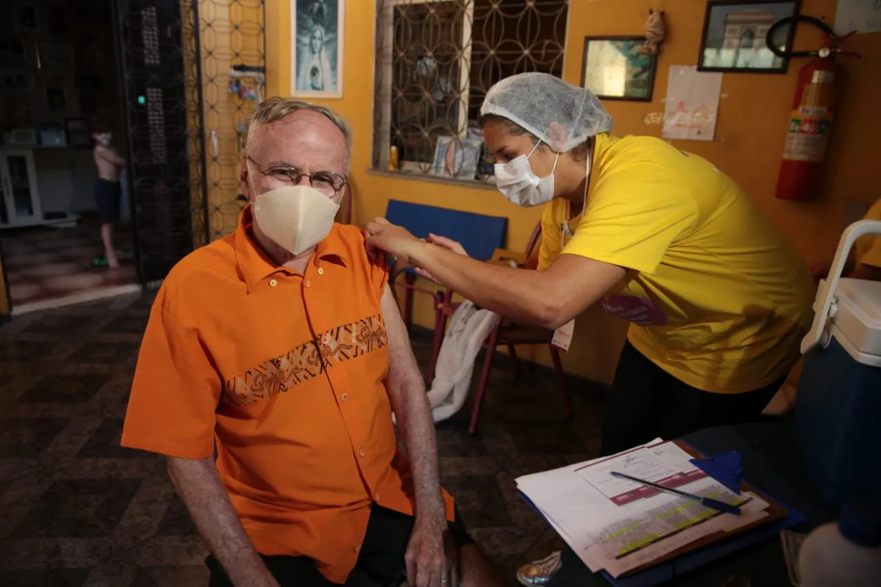 Fortaleza realiza vacinação contra Covid-19 de idosos em domicílio