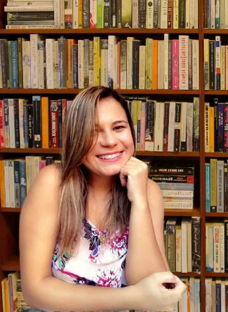 Sâmia Alves tenta dividir a lista de obras que quer conferir em categorias, indo de livros pedagógicos a títulos infantis e juvenis e literatura cristã