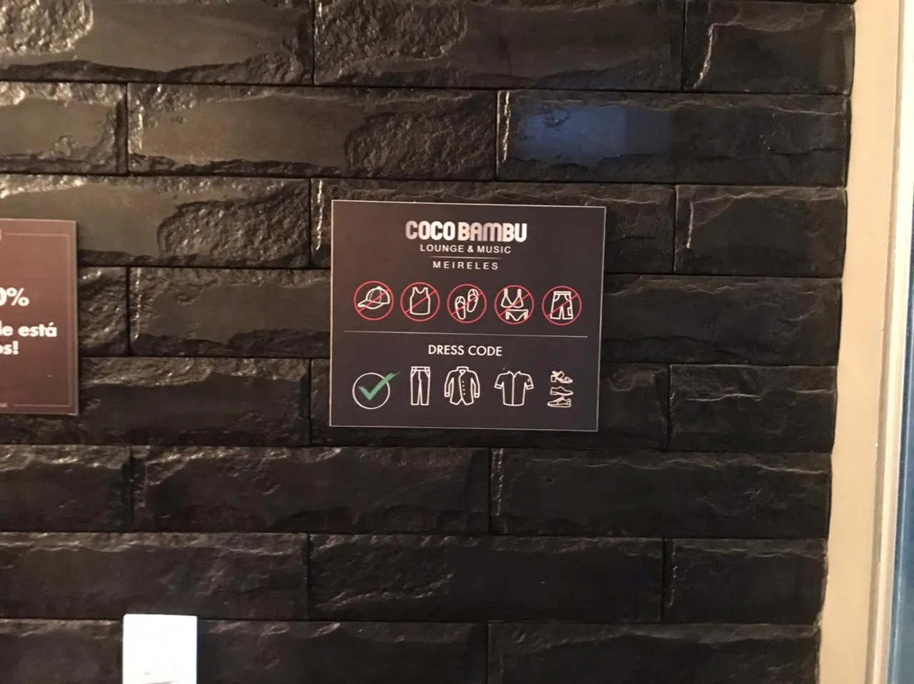 A rede de restaurantes indica a existência de uma placa com as regras na entrada do ambiente.