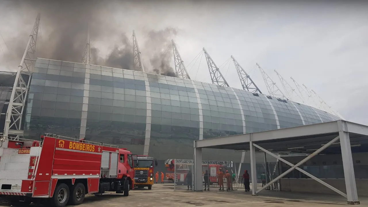 Bombeiros atuam no combate às chamas