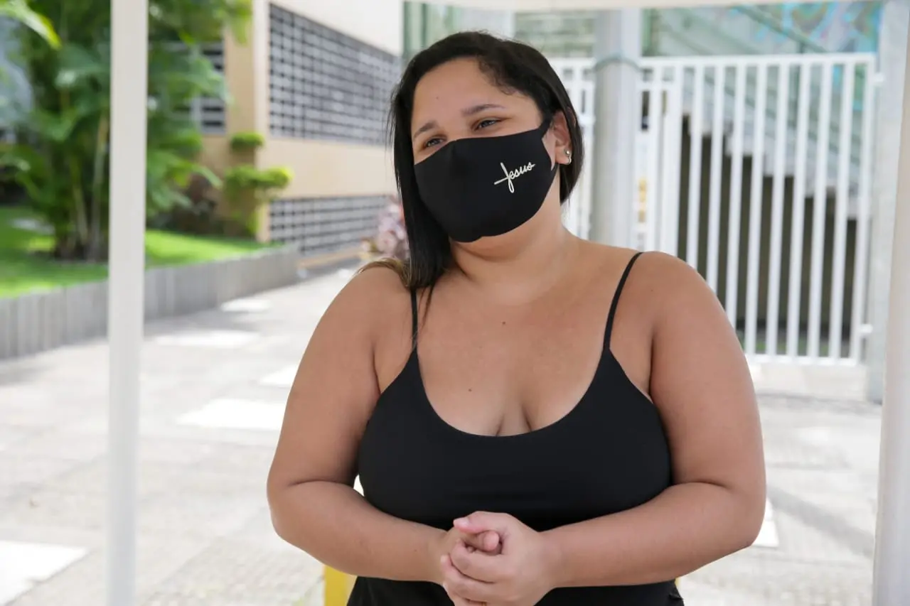 Esta imagem mostra uma participante, de 18 anos, do Enem Digital em Fortaleza