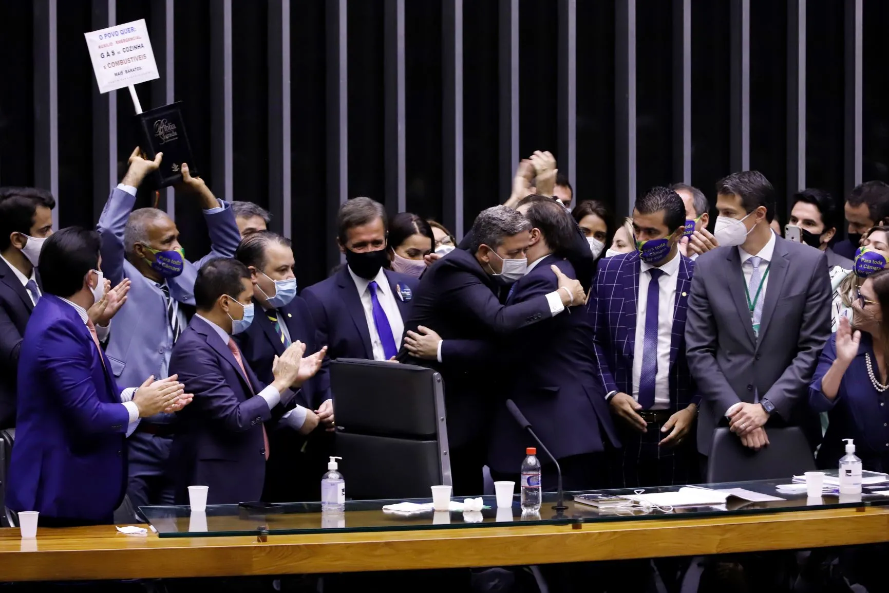 Arthur Lira foi eleito presidente da Câmara nesta semana. Na foto, ele recebe congratulações de Rodrigo Maia