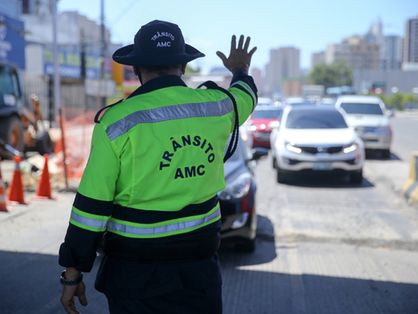 Agente da AMC controlando o trânsito em Fortaleza