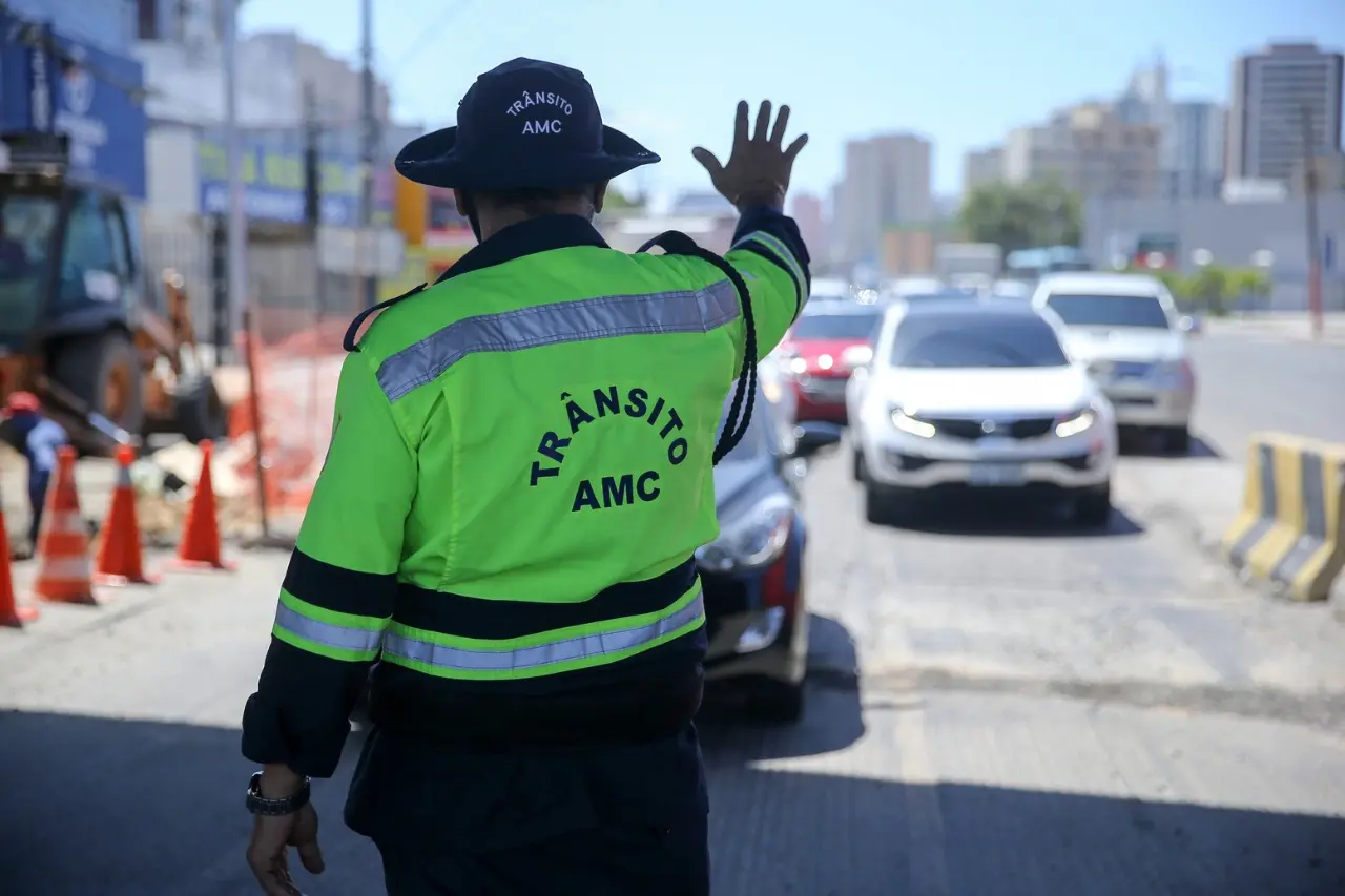 Agente da AMC controlando o trânsito em Fortaleza