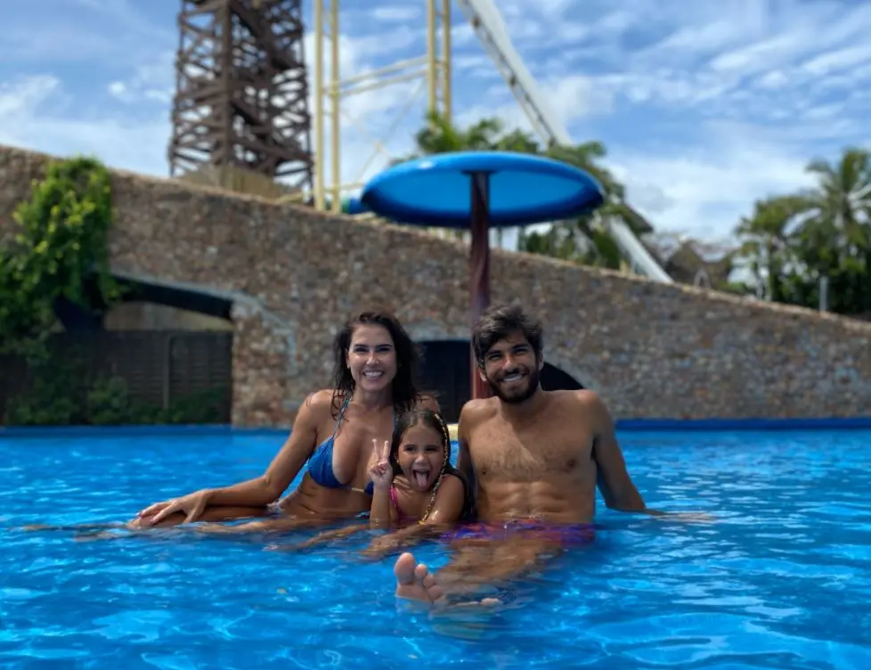 Deborah Secco, Hugo Moura e filha Maria Flor