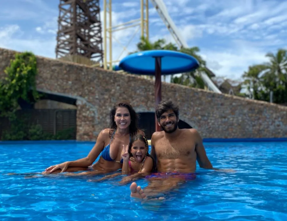 Atriz disse que a filha está contente com a viagem.