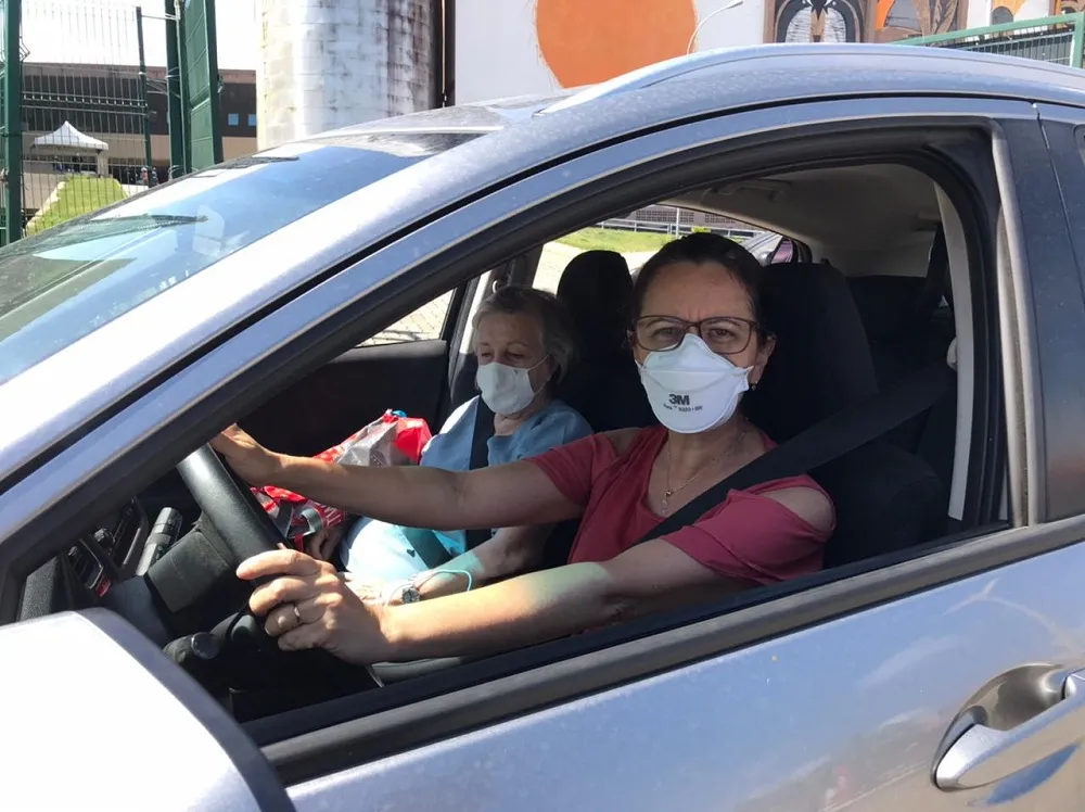 A dentista Nara Cristina, 53, e a mãe, a aposentada Maria de Lourdes Teixeira, 84, fizeram o cadastro no primeiro dia destinado para agendamento e, até agora, não receberam resposta