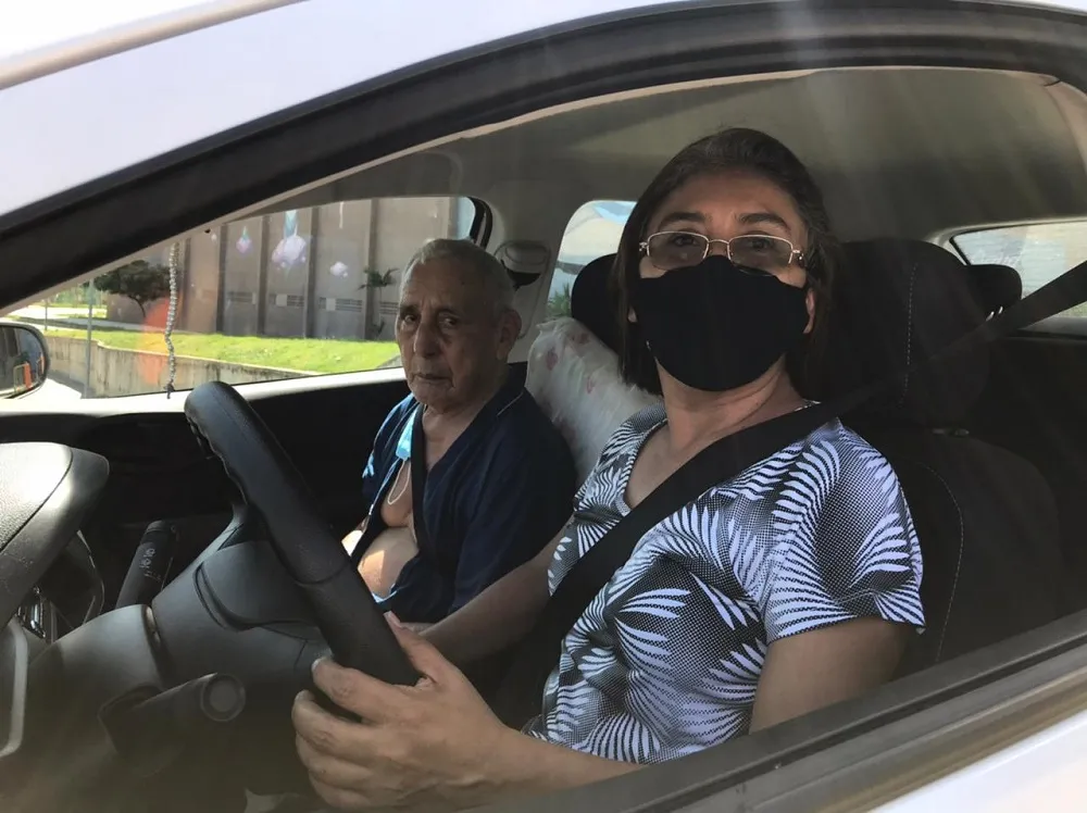 A analista contábil Maria José Barbosa conseguiu que o pai, Geraldo Barbosa, fosse vacinado após o insucesso de um atendimento na sexta-feira (5)