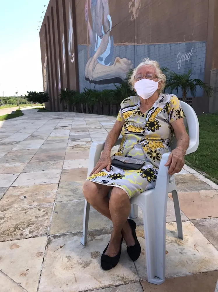 A empregada doméstica Laurentina Morais Sá, 86, improvisou um lugar na sombra para aguardar o atendimento