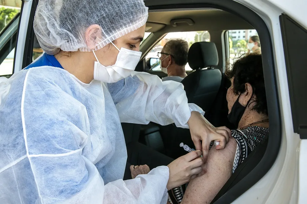 Ana Estela Leite reforça a necessidade do agendamento para a vacinação, otimizando o atendimento nos centros destinados para isso e evitando as longas filas de carros