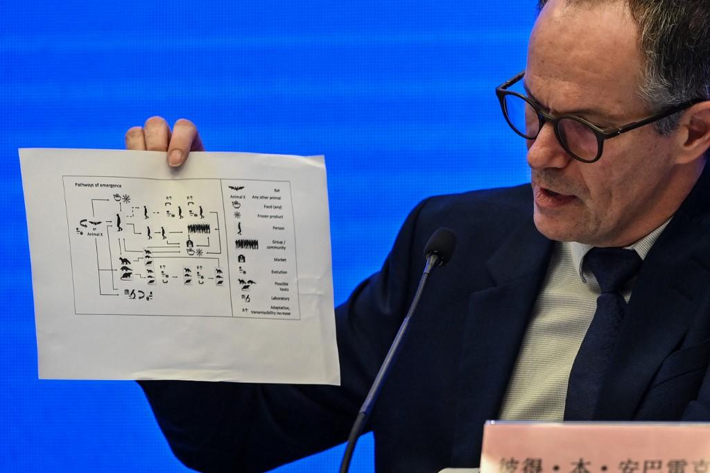 Peter Ben Embarek fala em entrevista coletiva para encerrar a visita de uma equipe internacional de especialistas da Organização Mundial da Saúde (OMS) à cidade de Wuhan, na província chinesa de Hubei, em 9 de fevereiro de 2021