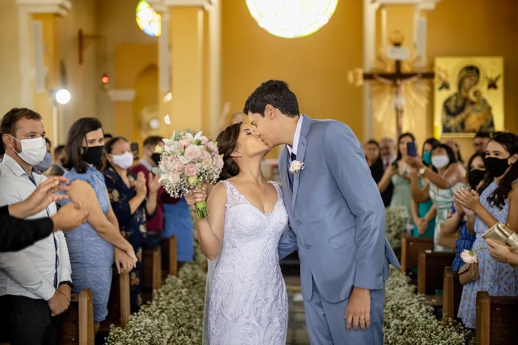 Casal foi surpreendido no dia do casamento pelo padre, que fez a celebração em Libras