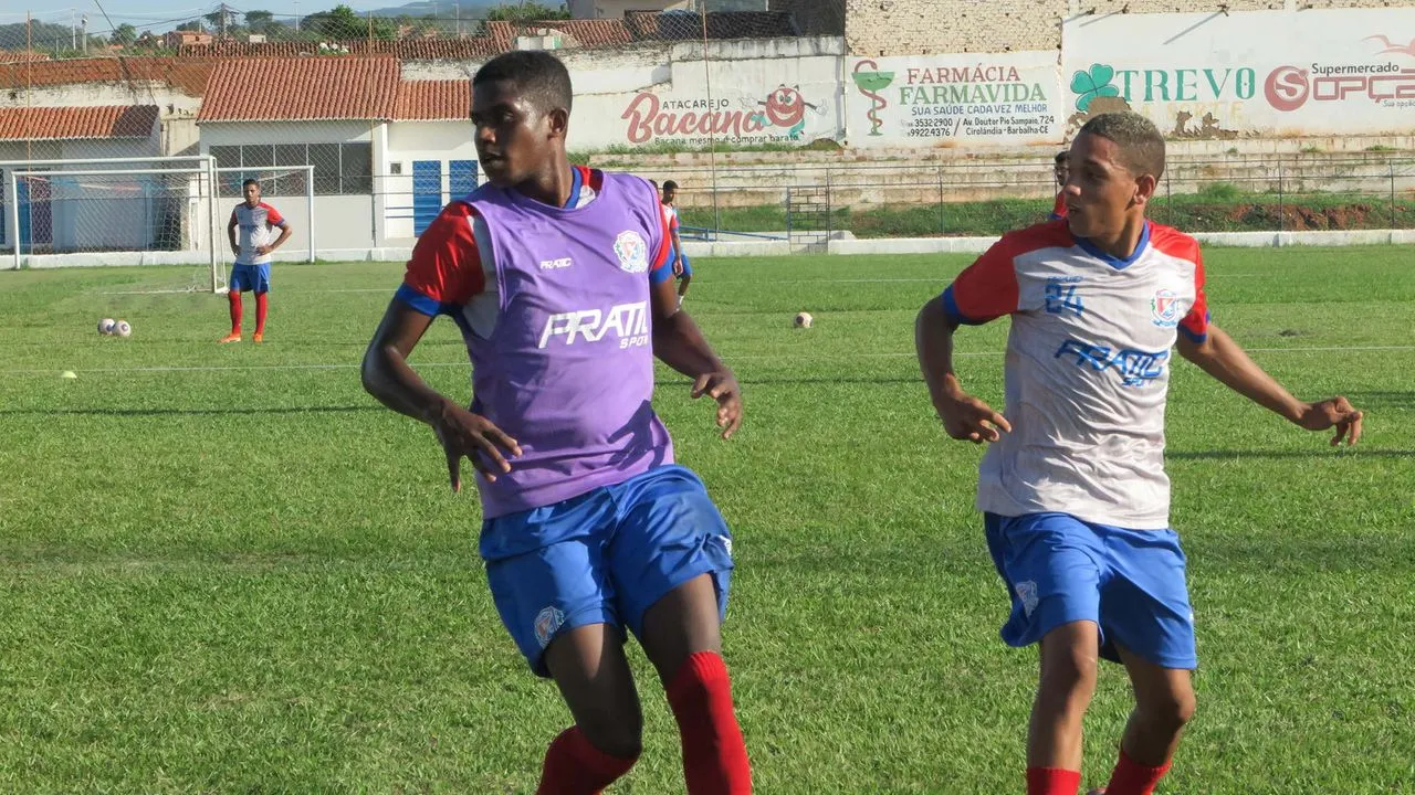 Jogadores do Barbalha em preparação no estádio Inaldão