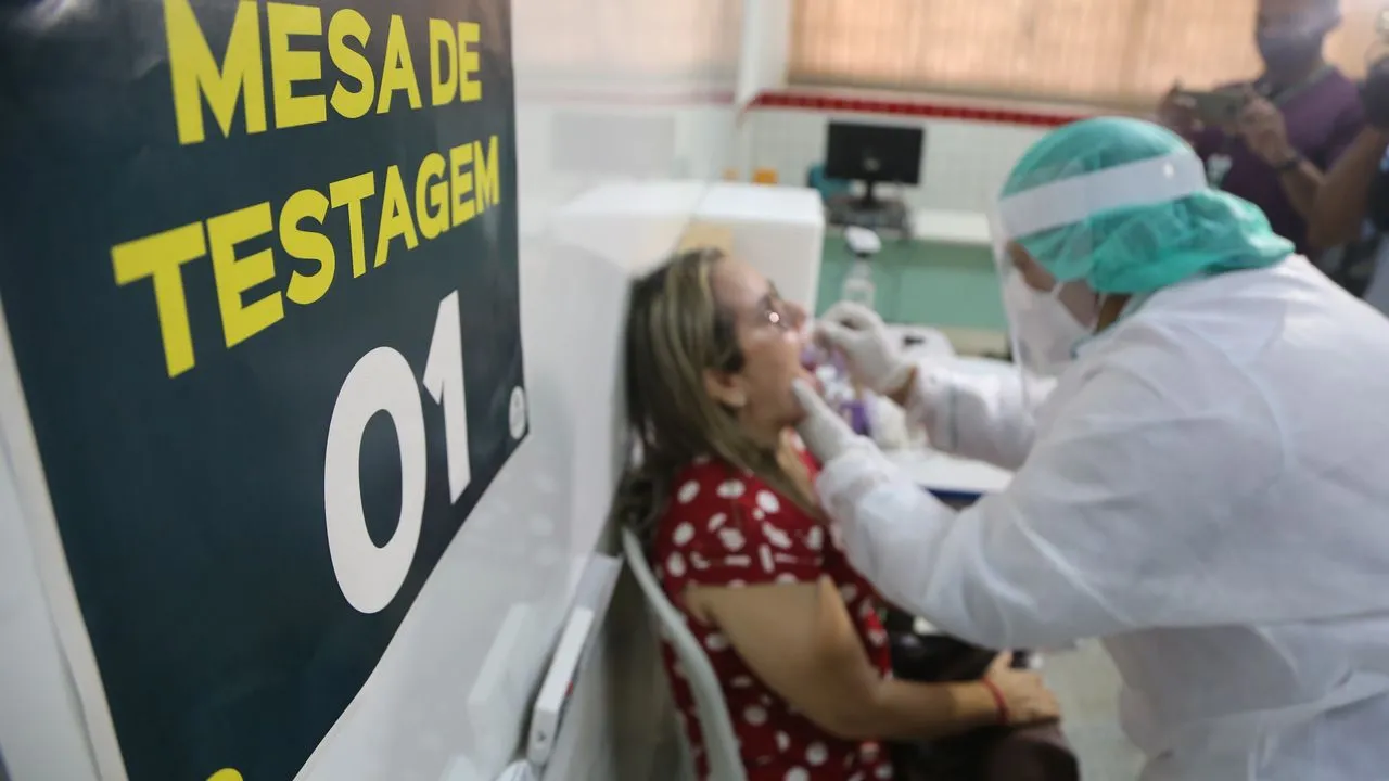 Na análise são utilizados materiais coletados nas amostras de testes para a Covid
