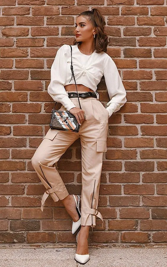 Camila Coelho usando uma calça cargo da moda utilitária