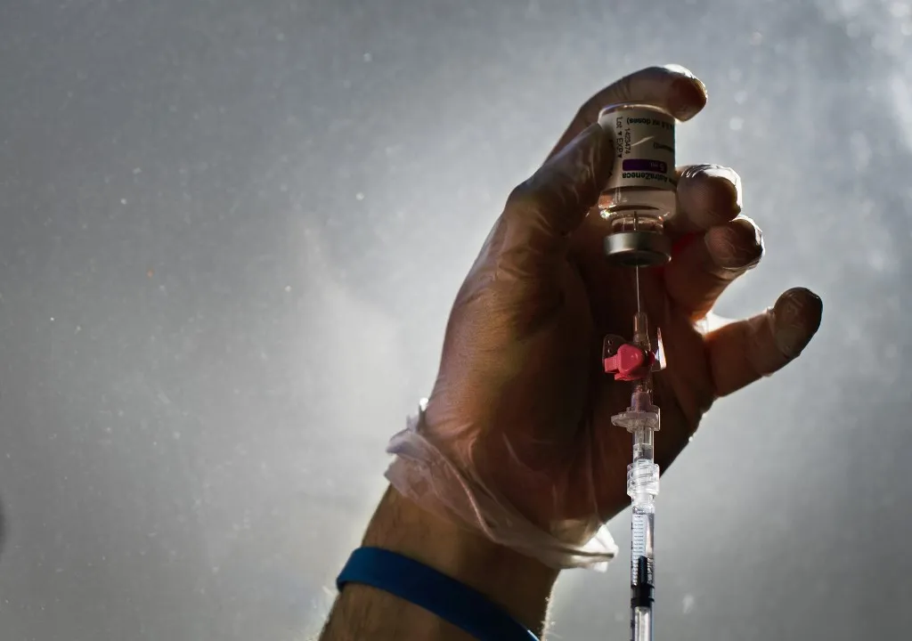 A vacina da AstraZeneca é segura e eficaz e deve ser amplamente implantada, inclusive em países onde a variante sul-africana do coronavírus talvez reduza sua eficácia, recomendou a OMS.