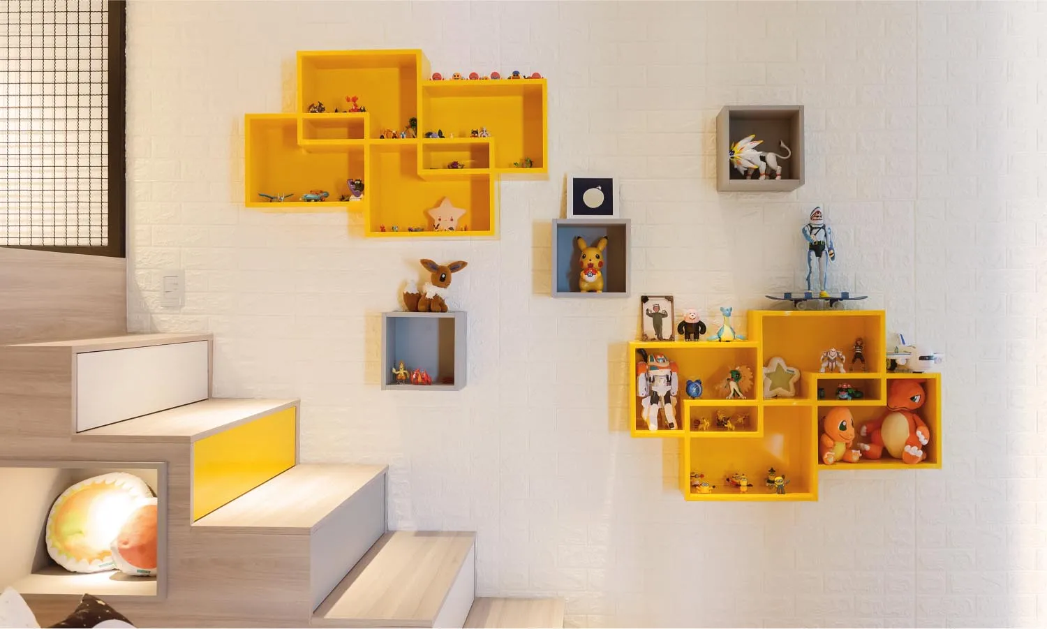 As estantes são utilizadas no quarto para abrigar os brinquedos da criança e os livros para os momentos de estudo