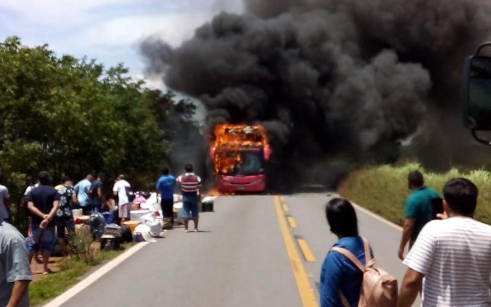 Ônibus que vinha de São Paulo para o Ceará pega fogo na Bahia