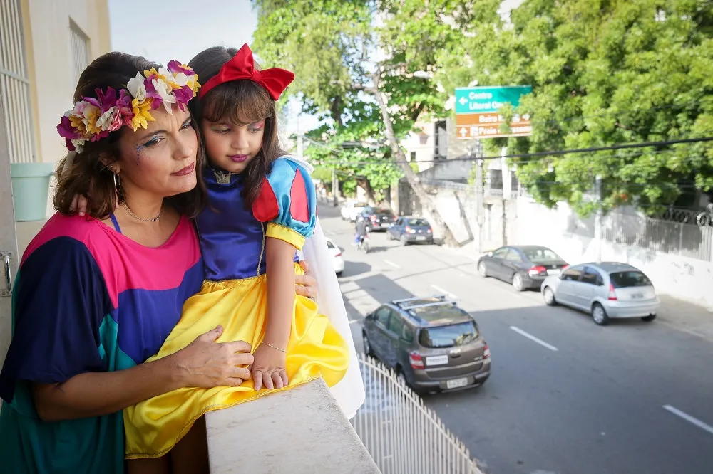 A arquiteta Tatiana Medina e sua filha contemplam a rua João Cordeiro esvaziada