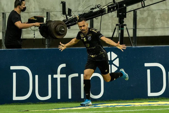 Lima comemora gol com os braços abertos