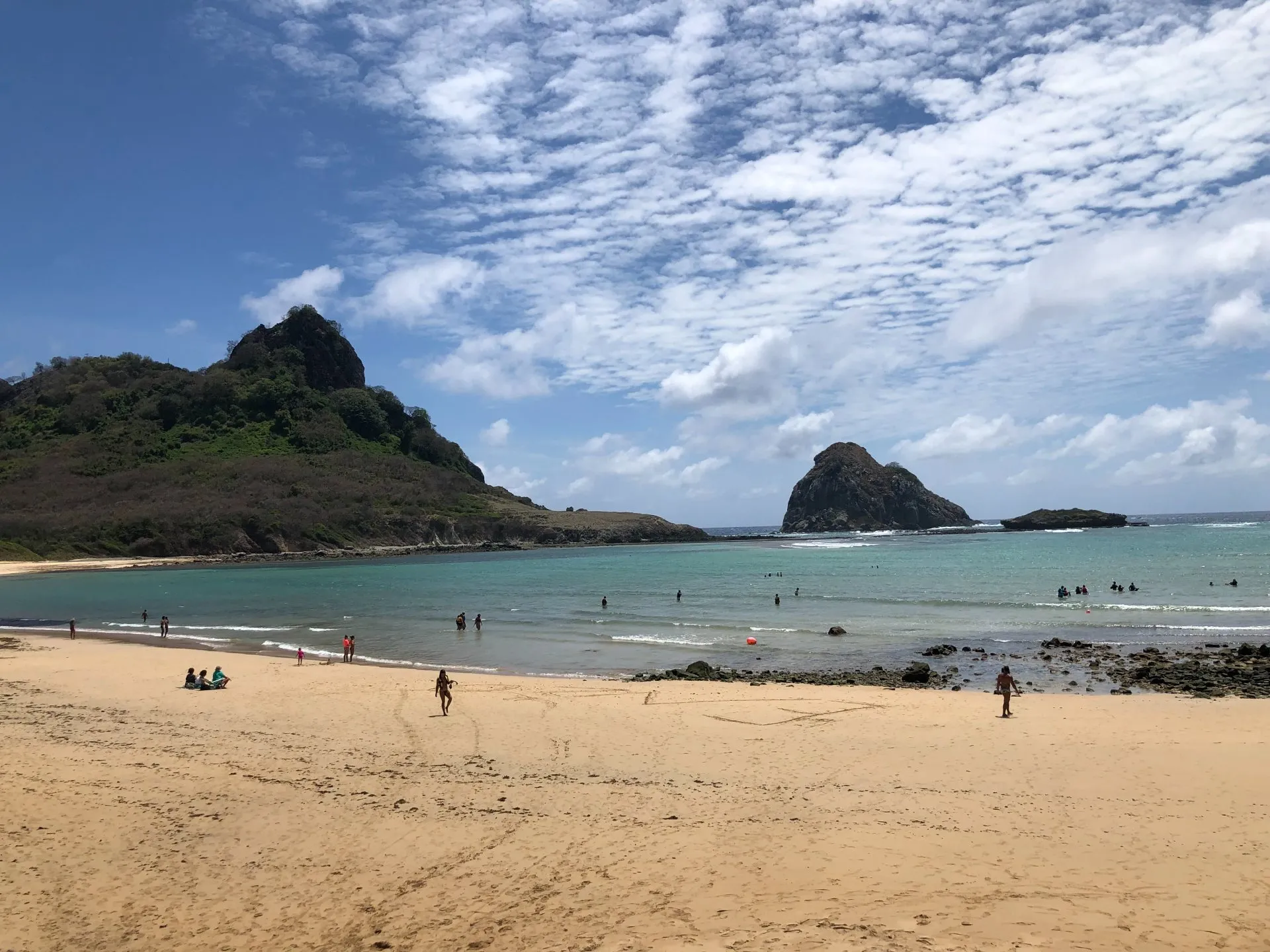Com horário de abertura e fechamento, a Praia do Sueste é conhecida pelas águas tranquilas, pela presença da vida marinha e pelo mangue localizado à margem esquerda