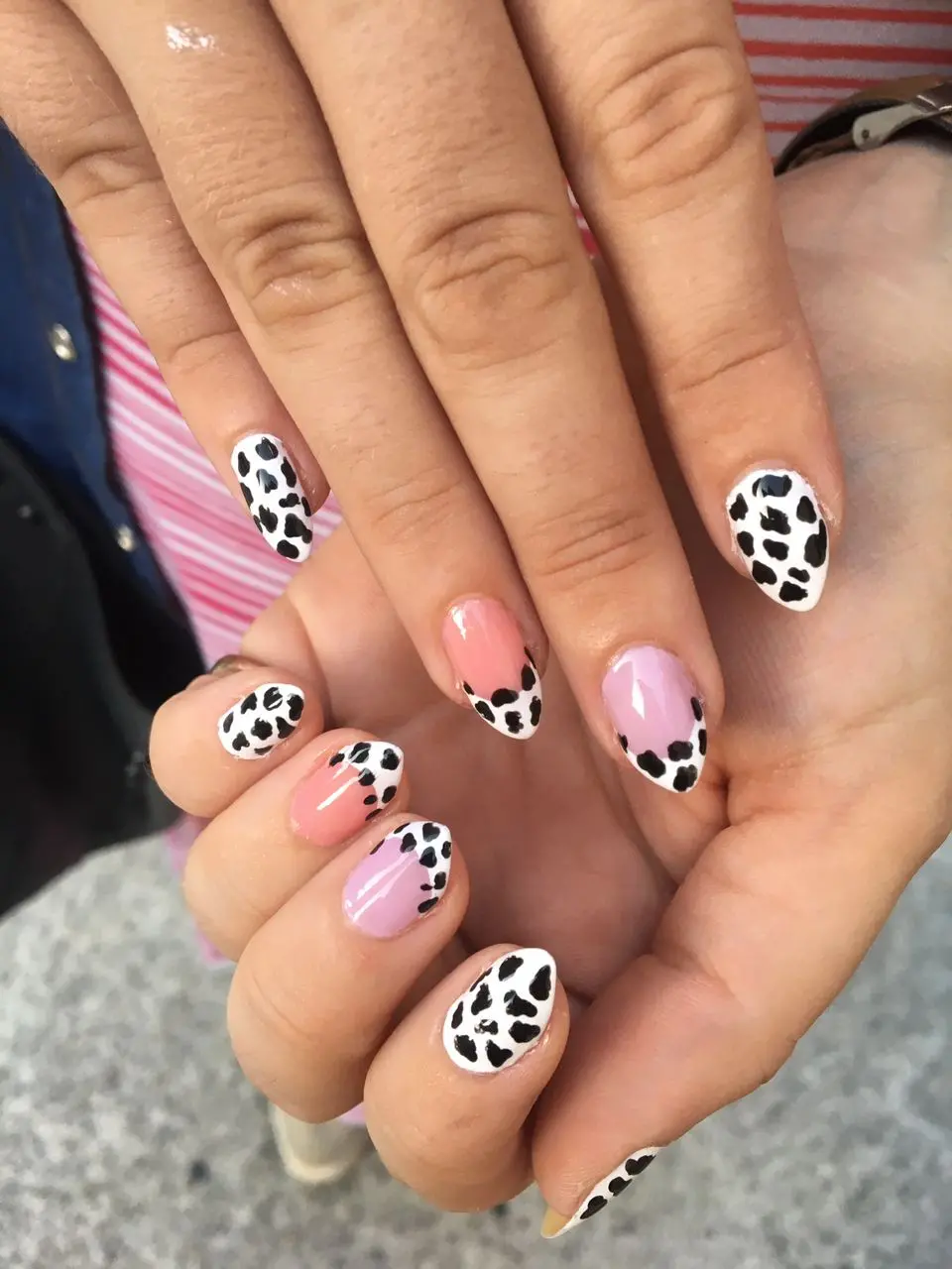 Unhas decoradas de vaquinha e francesinha
