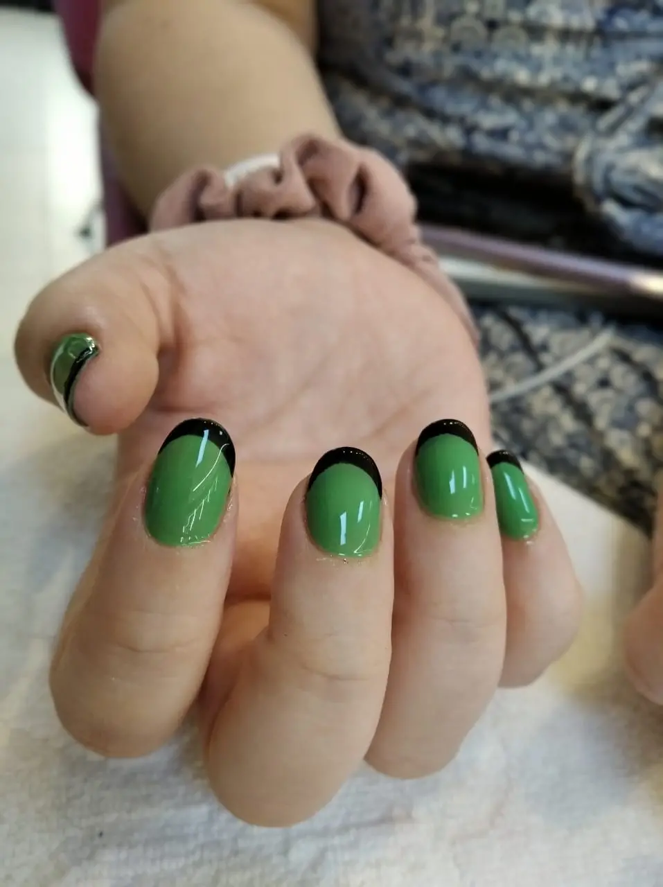 Unhas com francesinha colorida