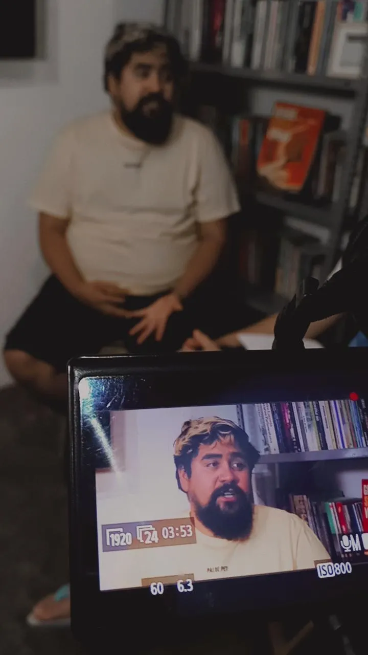 Um dos poetas entrevistados por David Devir é Talles Azigon, idealizador da Biblioteca Comunitária Livro Livre Curió