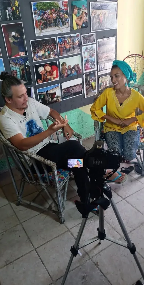 Elane Fideles, do Sarau Bate Palmas, é entrevistada por David Devir para a websérie documental