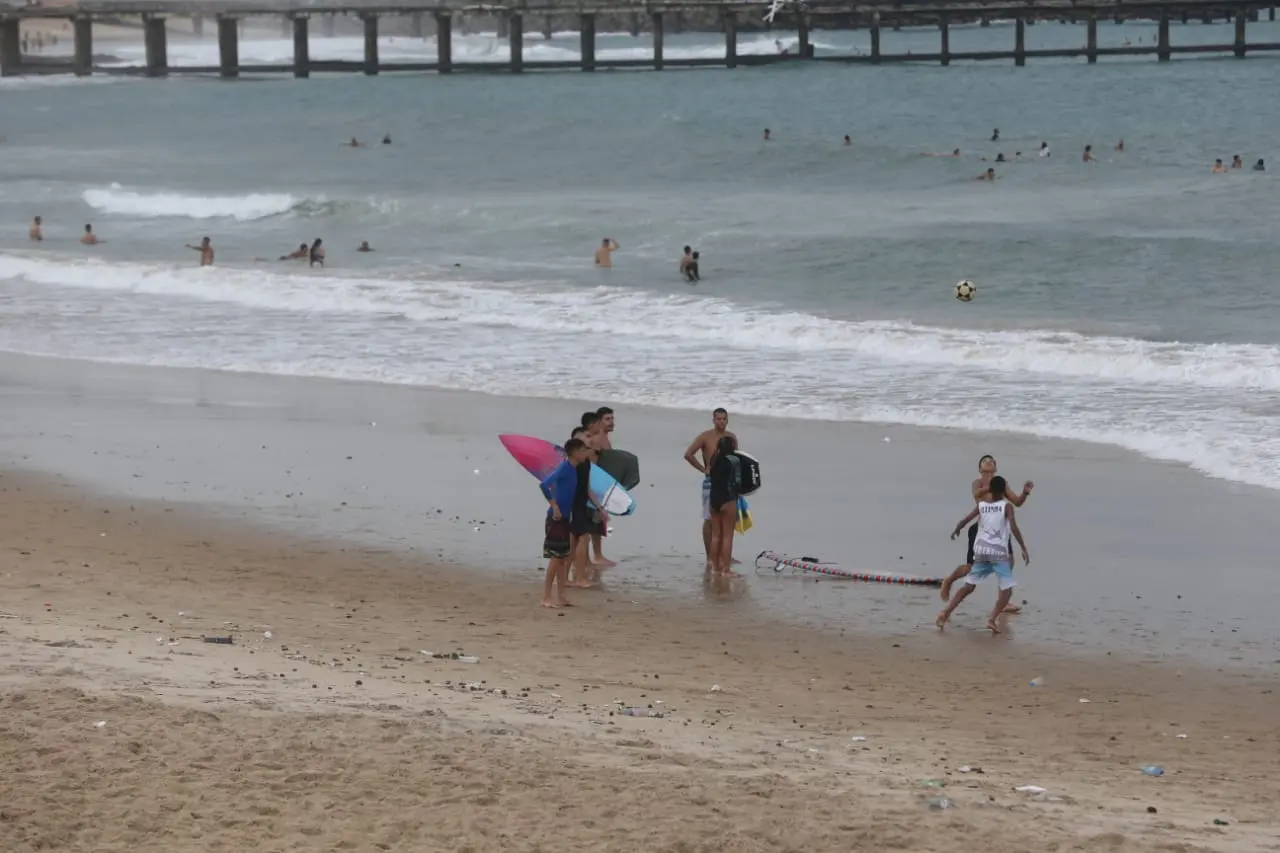 Banhistas se aglomeram na Beira Mar