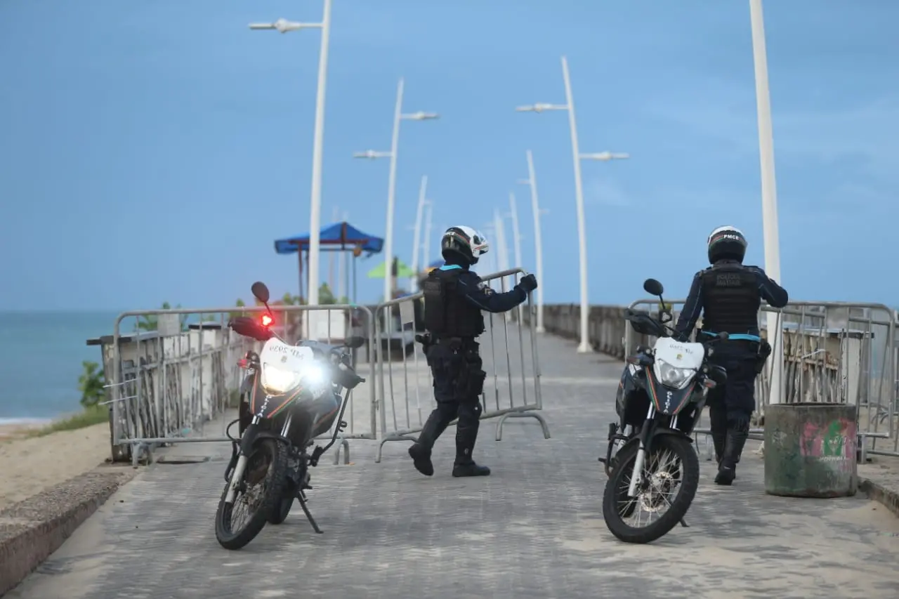 Policiais militares fecham espigão da Rua João Cordeiro