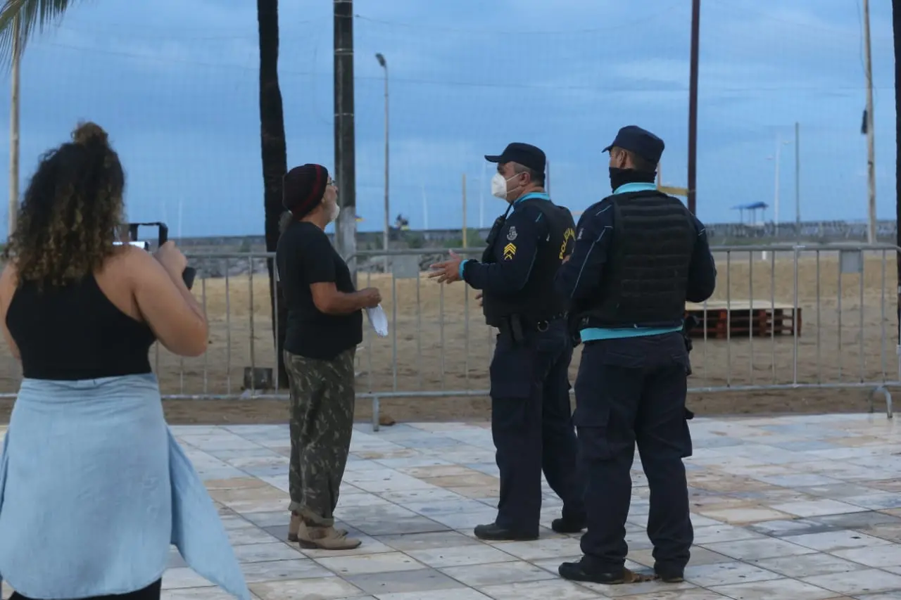 Polícia Militar orienta idoso sobre a importância do uso da máscara de proteção facial