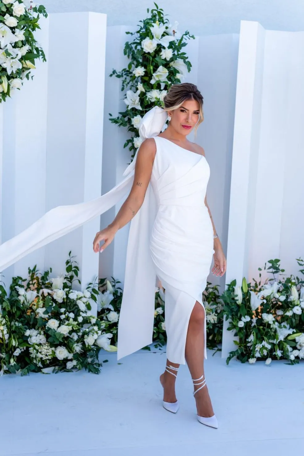 Lore Improta se casou com um vestido midi assimétrico do estilista Marcelo Quadros